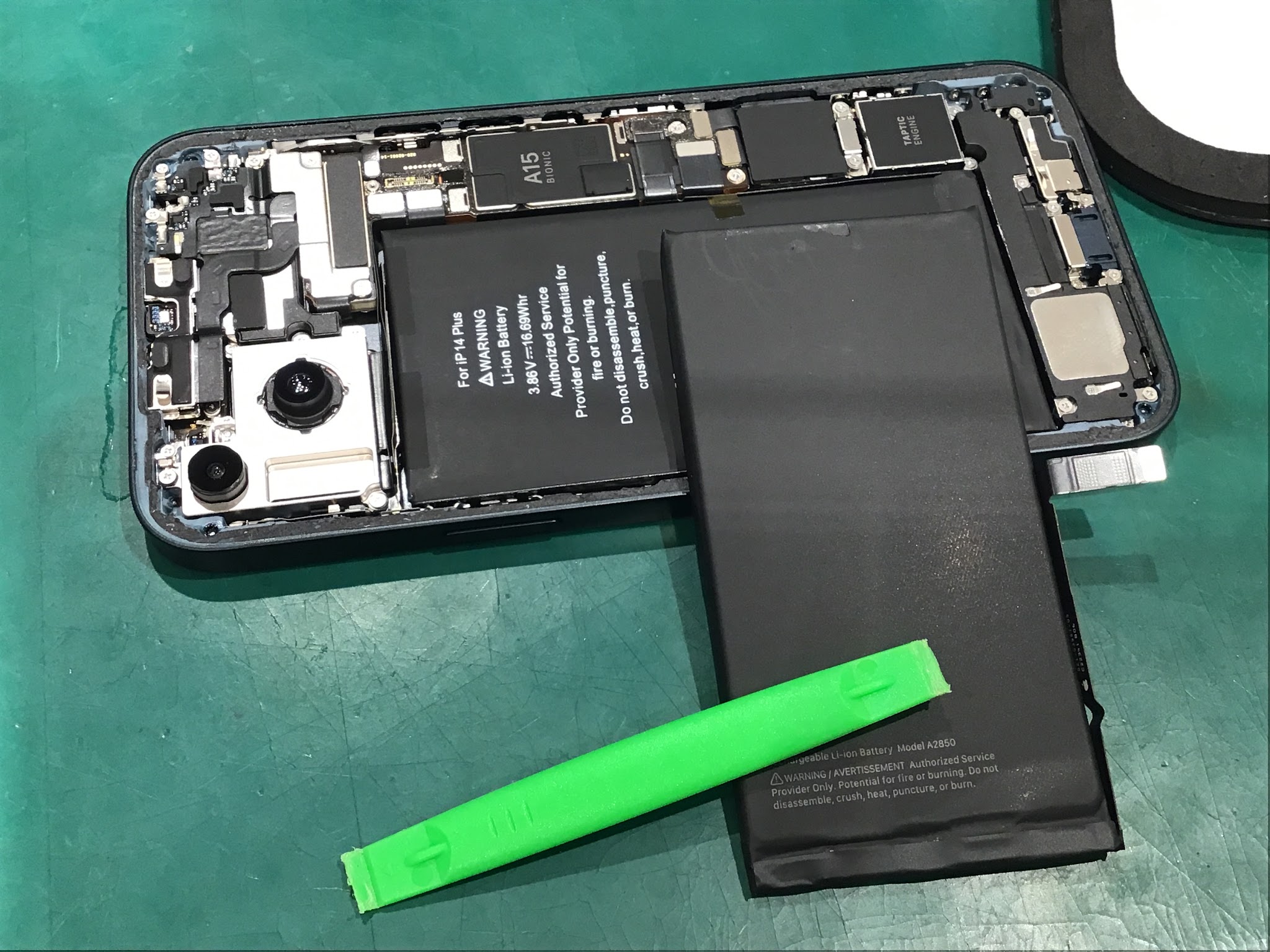 iPhone14Plus(アイフォーン)のバッテリー交換はスマホ修理工房丸井錦糸町店にお任せください！